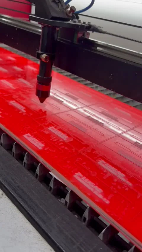 Corte a laser em chapa de acrílico