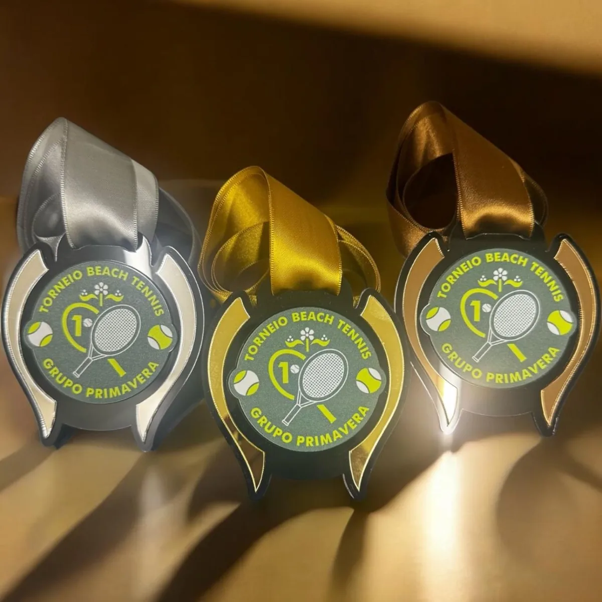 Medalhas de beach tennis em acrílico do Torneio Grupo Primavera
